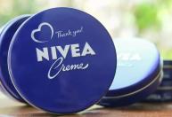 Estivemos errados a vida toda: eis a forma certa de usar o creme de lata azul da Nivea