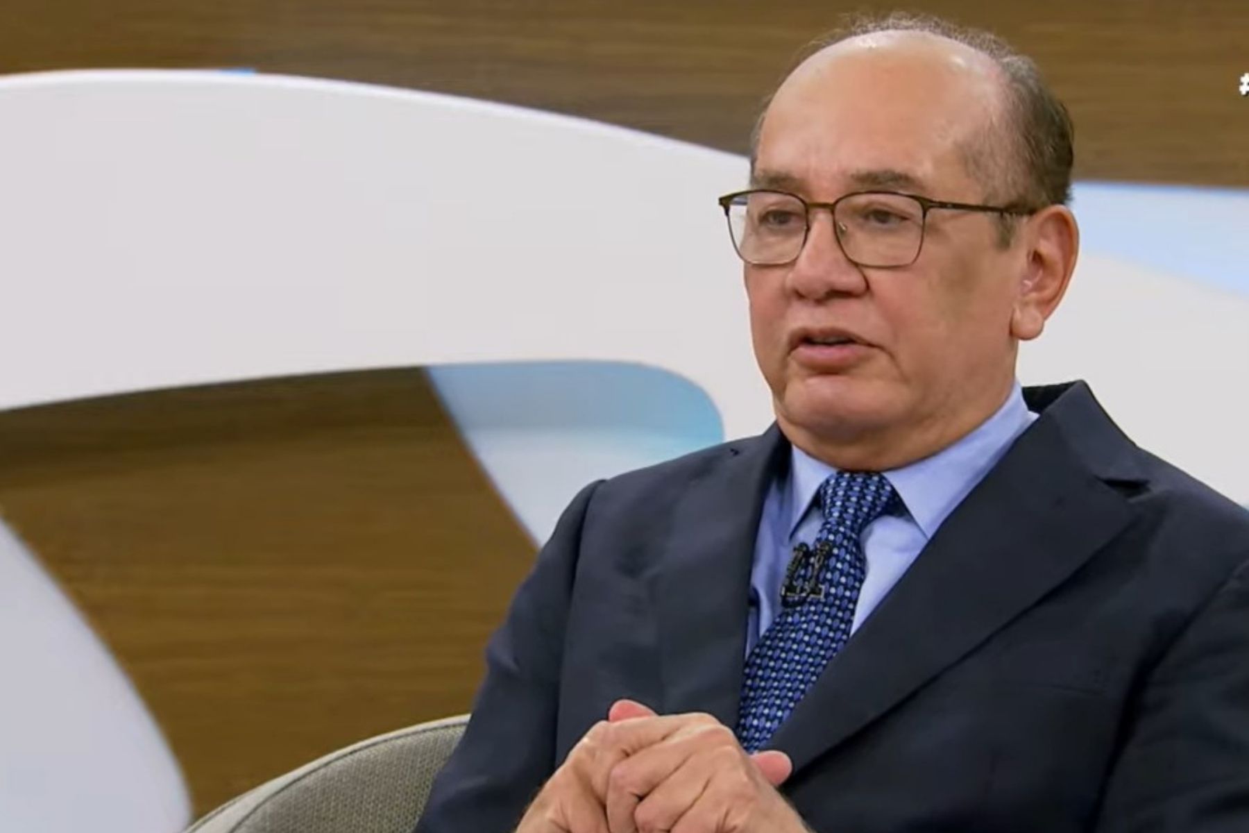 Gilmar Mendes questiona decisões judiciais nos EUA ao citar Capitólio e 8 de janeiro