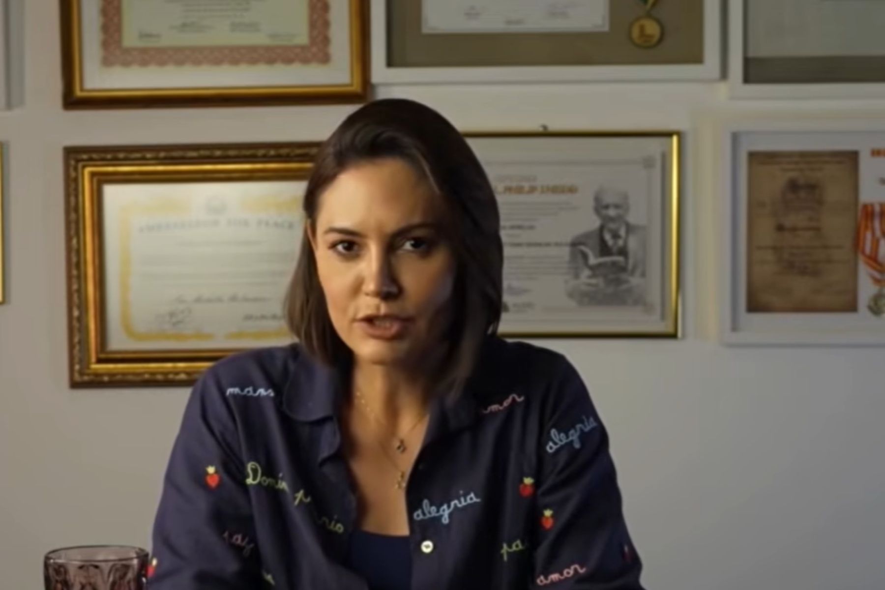'Flávio me desrespeitou e me maltratou', diz Michelle ao expor crise na família Bolsonaro