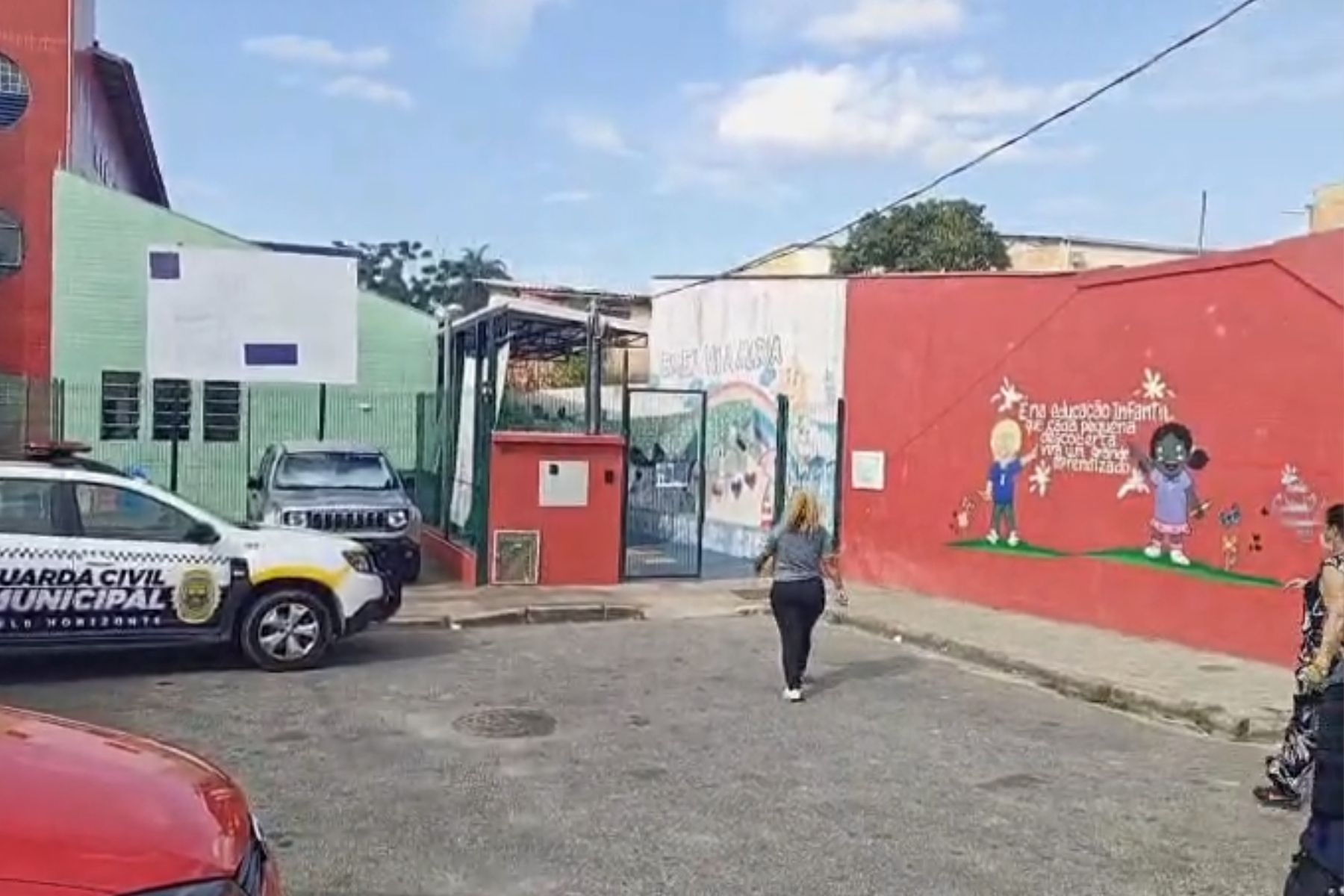 Incêndio em lote ao lado de escola em BH provoca evacuação de 200 estudantes
