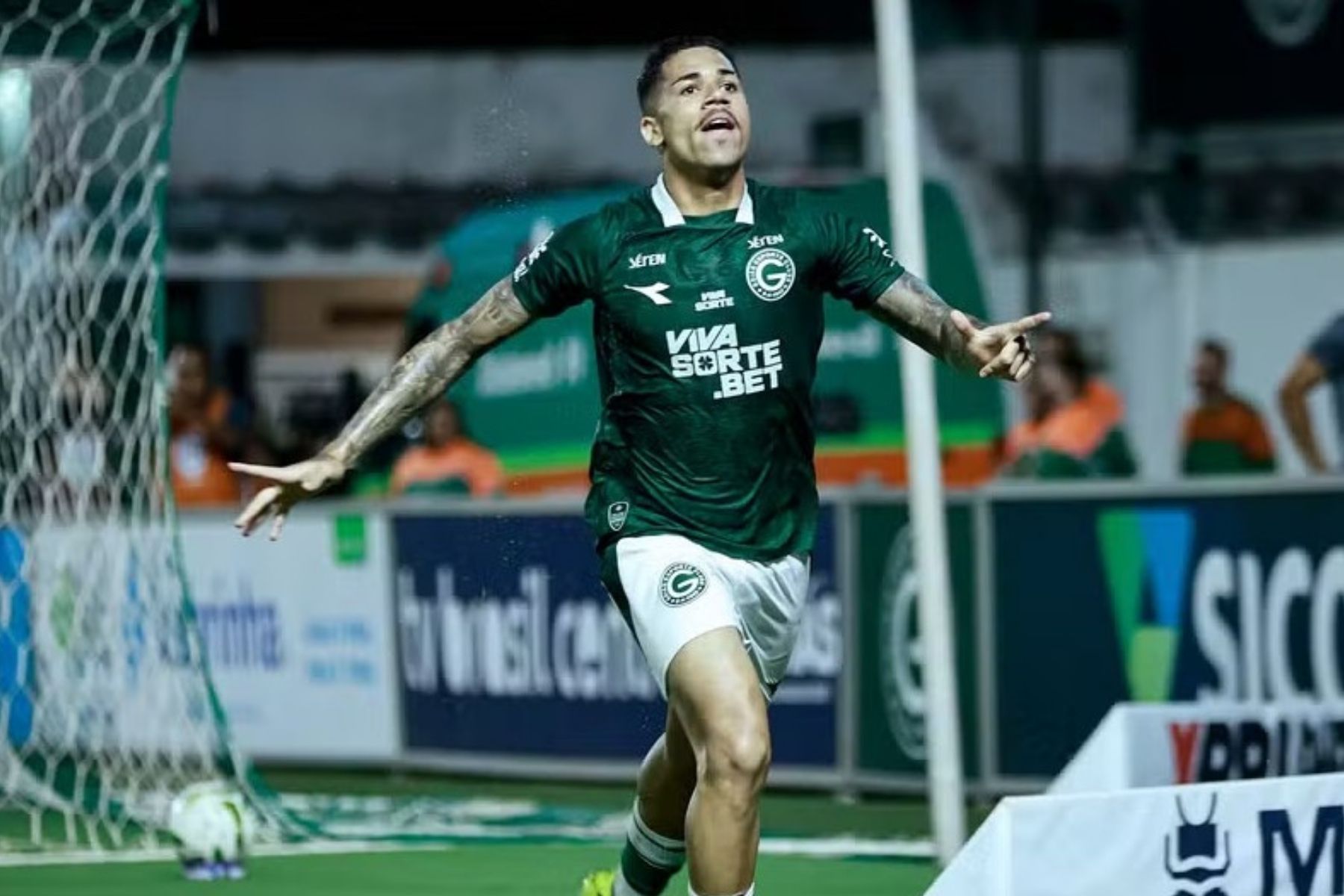 Goiás recusa proposta de empréstimo do Grêmio pelo lateral-direito Diego Caito