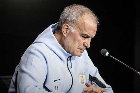 Marcelo Bielsa, técnico do Uruguai, em coletiva de imprensa durante a Copa do Mundo • Divulgação/Uruguay