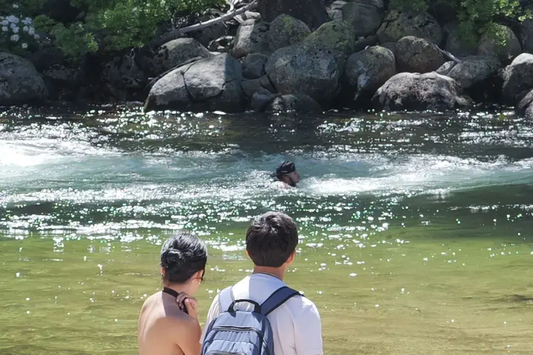 Jovem flagra homem sendo arrastado por correnteza nos EUA, tenta salvá-lo e quase é levada