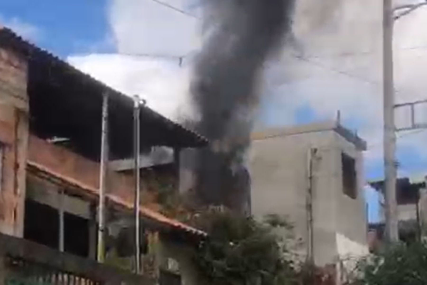 Mulher coloca fogo na própria casa na Grande BH, e bombeiros são acionados; veja vídeo