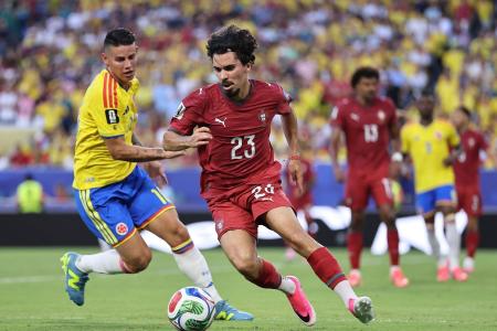 Vitinha em ação por Portugal contra a Colômbia de James Rodríguez • Fifa/Divulgação