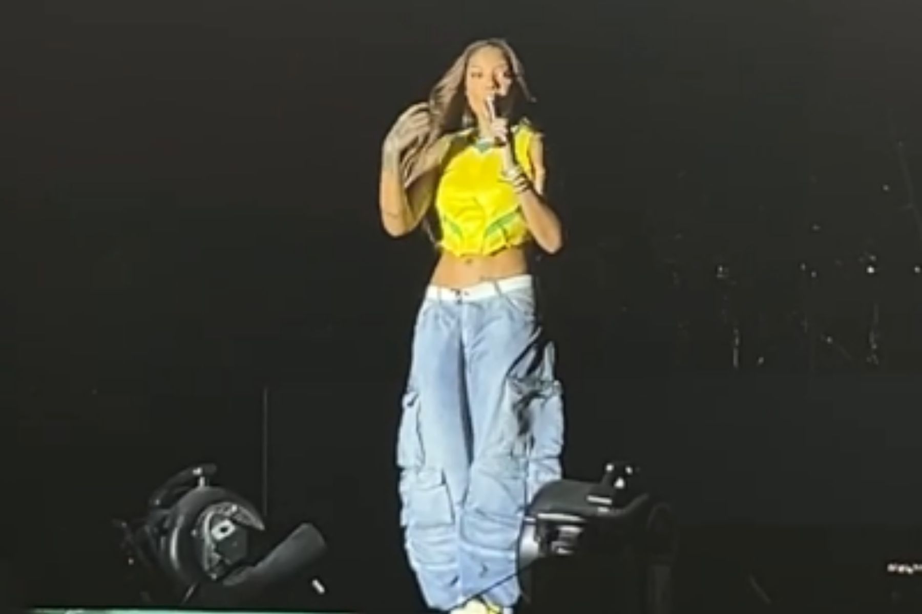 Ludmilla celebra vitória do Brasil na Copa em show em BH: 'Quero tomar uma com vocês'