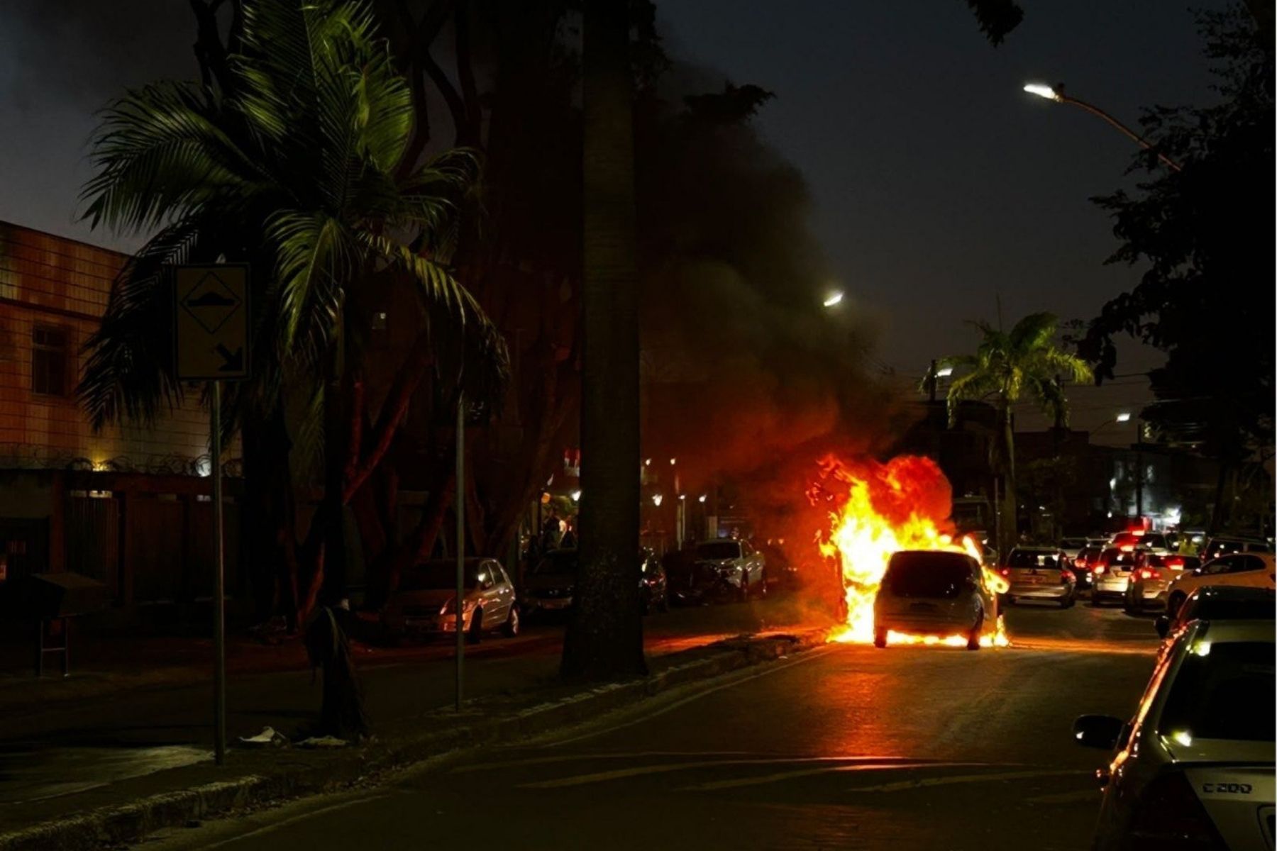 Mulher tenta ligar carro e veículo pega fogo em BH; veja vídeo