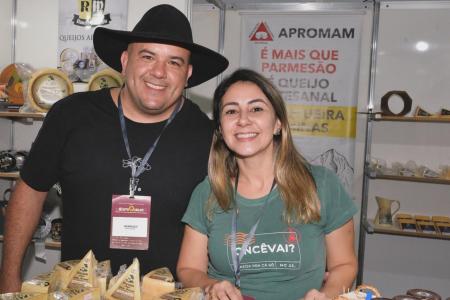 Henrique e a esposa Paula Lamim, na ExpoQueijo 2024 • Redes sociais