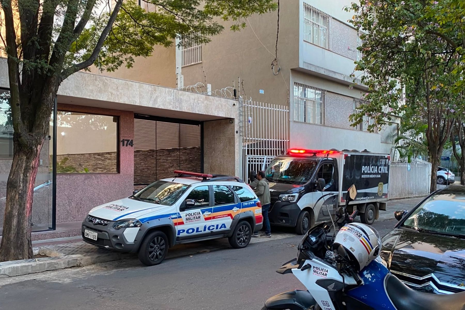 Após pai faltar ao trabalho, filho encontra casal morto em apartamento em BH