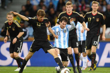 Messi durante goleada sofrida para a Argentina em 2010