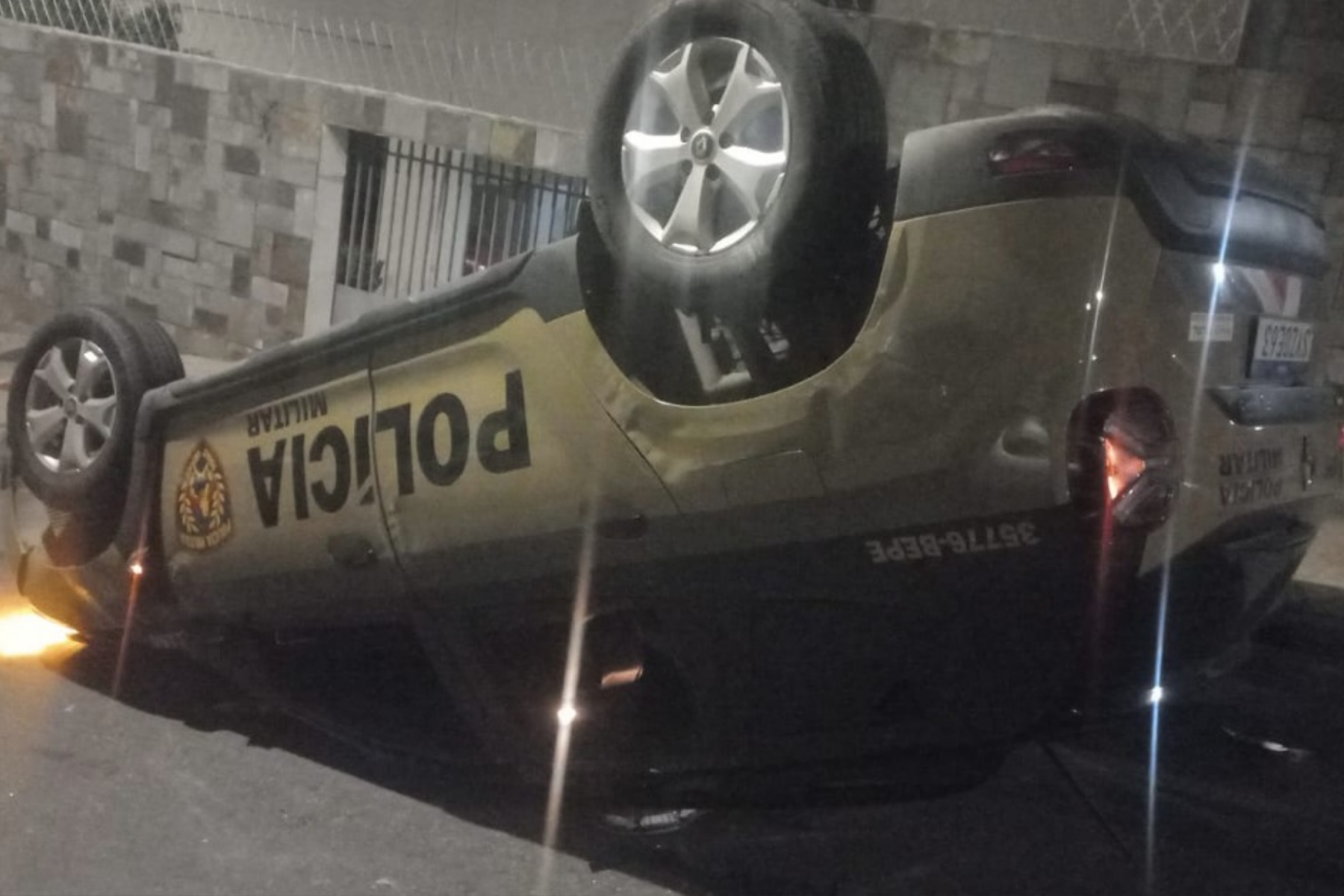 Viatura da Polícia Militar capota em perseguição no Aglomerado da Serra