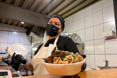 Tropeiro do restaurante Lá na Bóia • Luiza Rocha