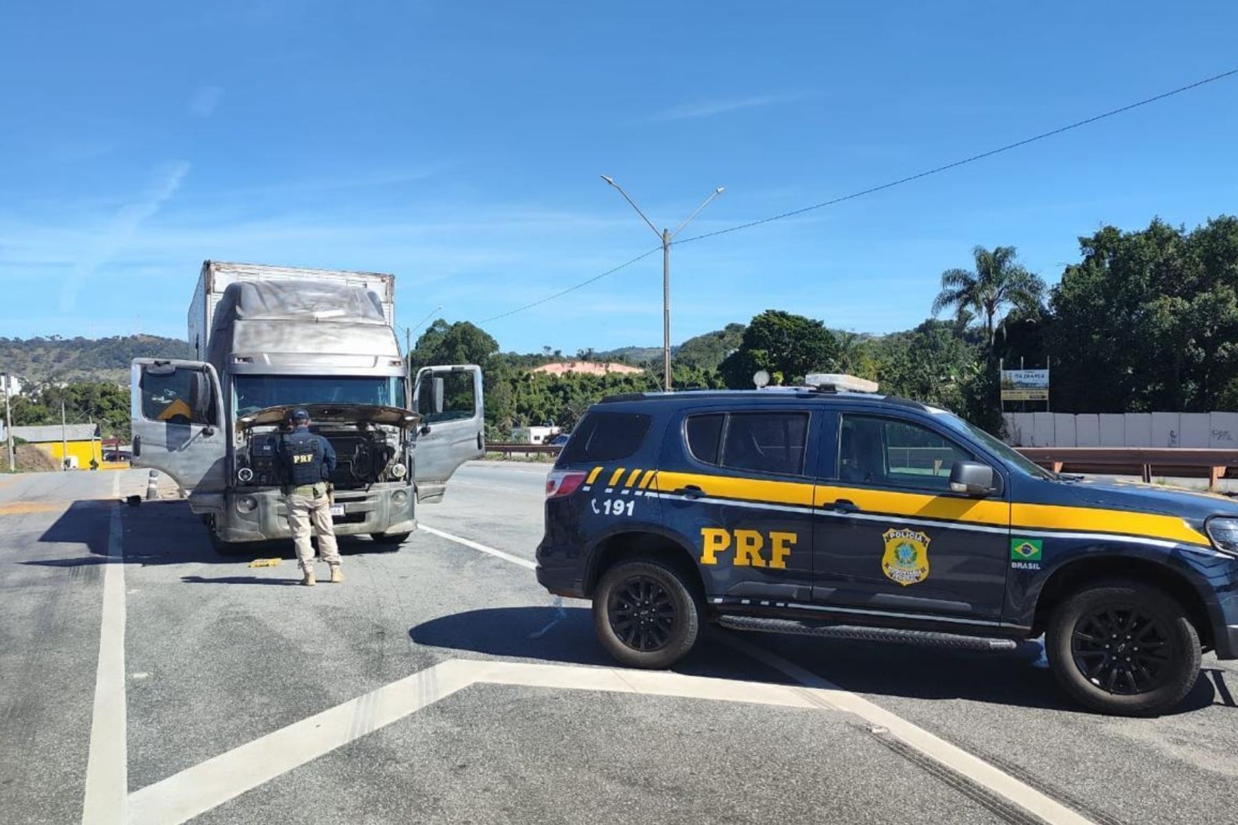 PRF flagra adolescente de 14 anos dirigindo caminhão do pai na BR-381