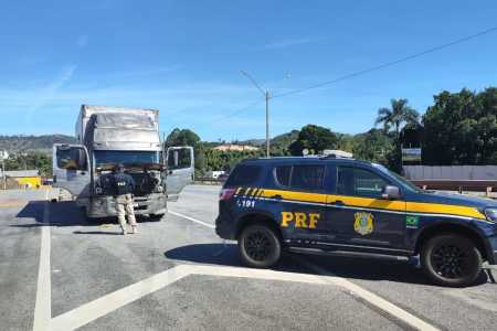 PRF flagra adolescente de 14 anos dirigindo caminhão do pai na BR-381