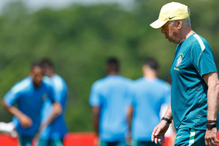 Ancelotti durante treino do Brasil nos Estados Unidos