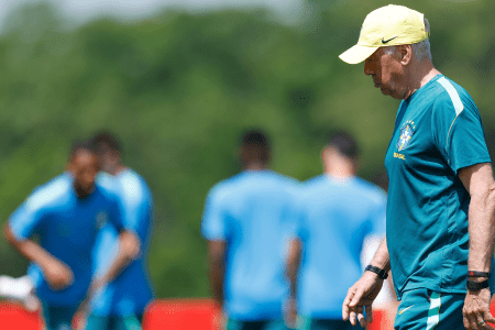 Ancelotti durante treino do Brasil nos Estados Unidos