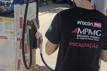 Procon-MPMG autua 21 postos e interdita 3 por combustível adulterado e 'bomba baixa'