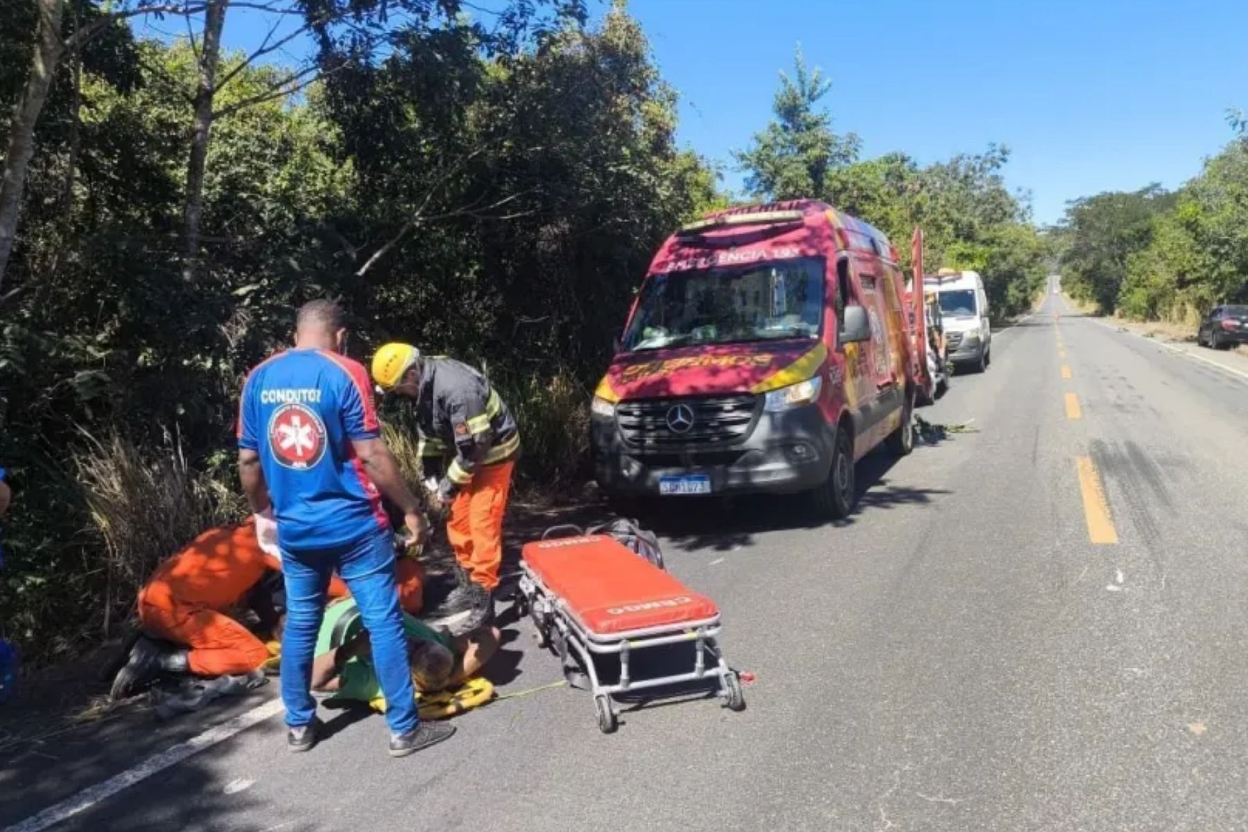 Motorista sobrevive por três dias após carro cair em ribanceira em Goiás