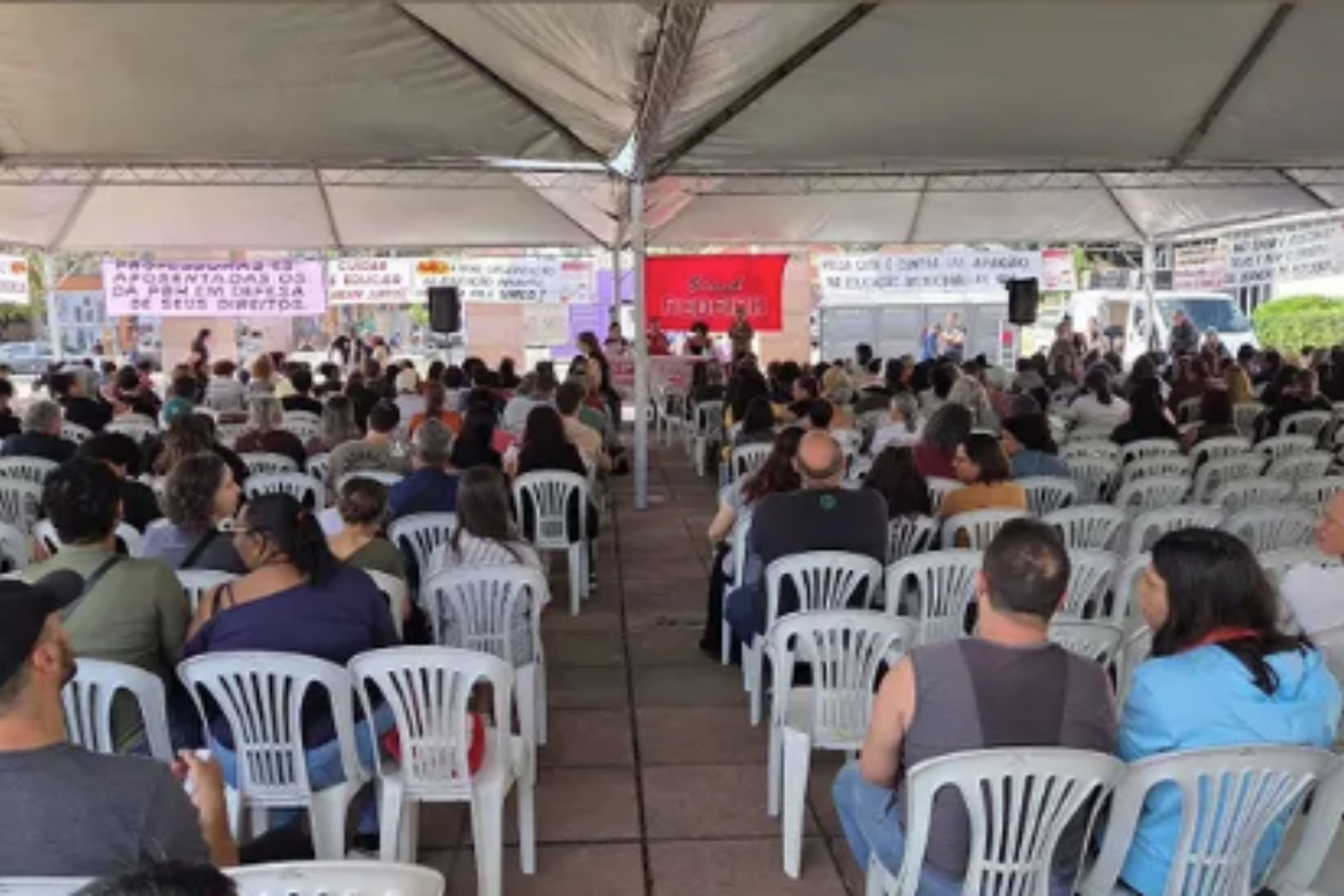 Professores votam pela manutenção da greve e ocupam secretaria da prefeitura de BH
