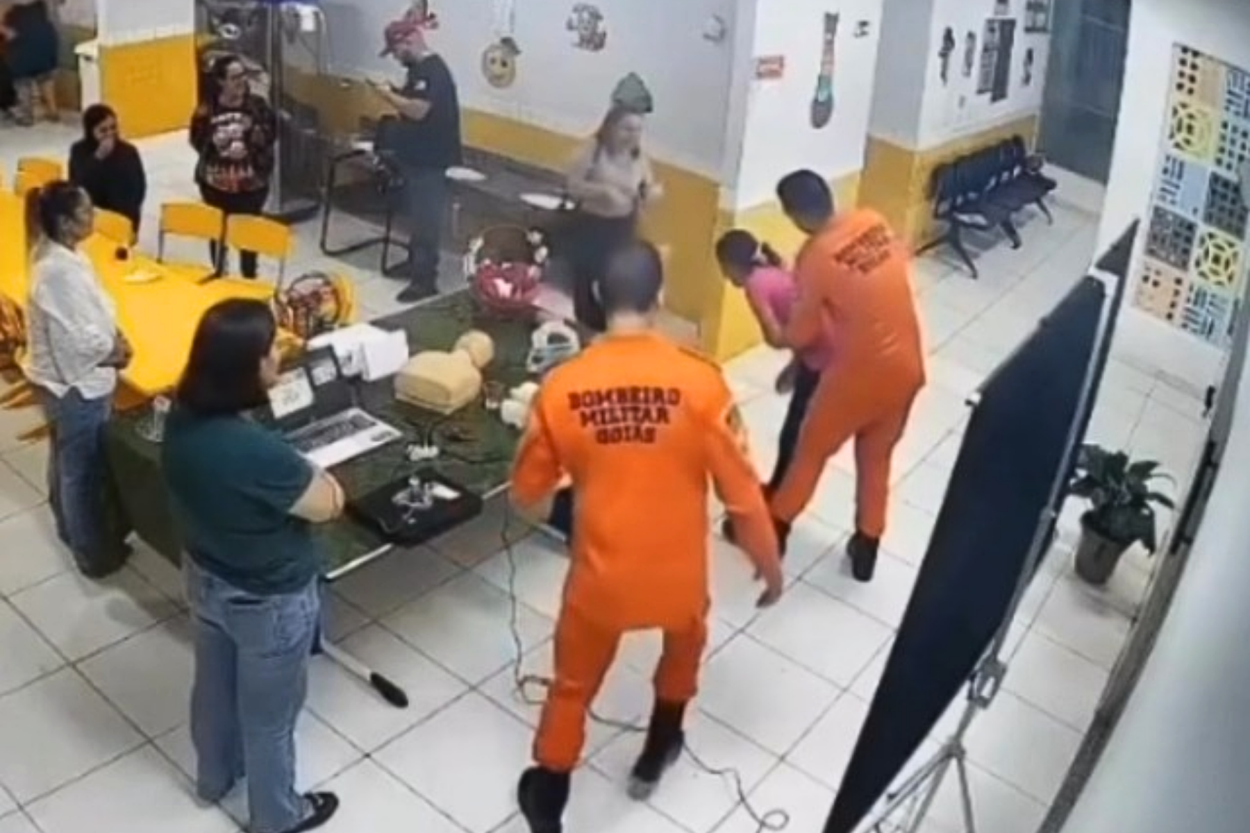 Vídeo: após palestra sobre primeiros socorros, servidora engasga e é socorrida pelos bombeiros