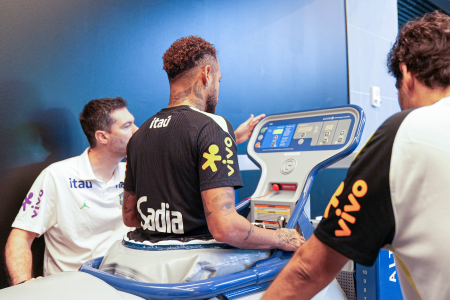 Neymar no departamento de fisiologia da Seleção Brasileira