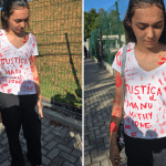 Sobrevivente de ataque em padaria da Grande BH protesta 'suja de sangue' em audiência
