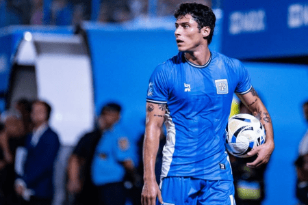 Tobias Ostchega durante jogo do Estudiantes Río Cuarto