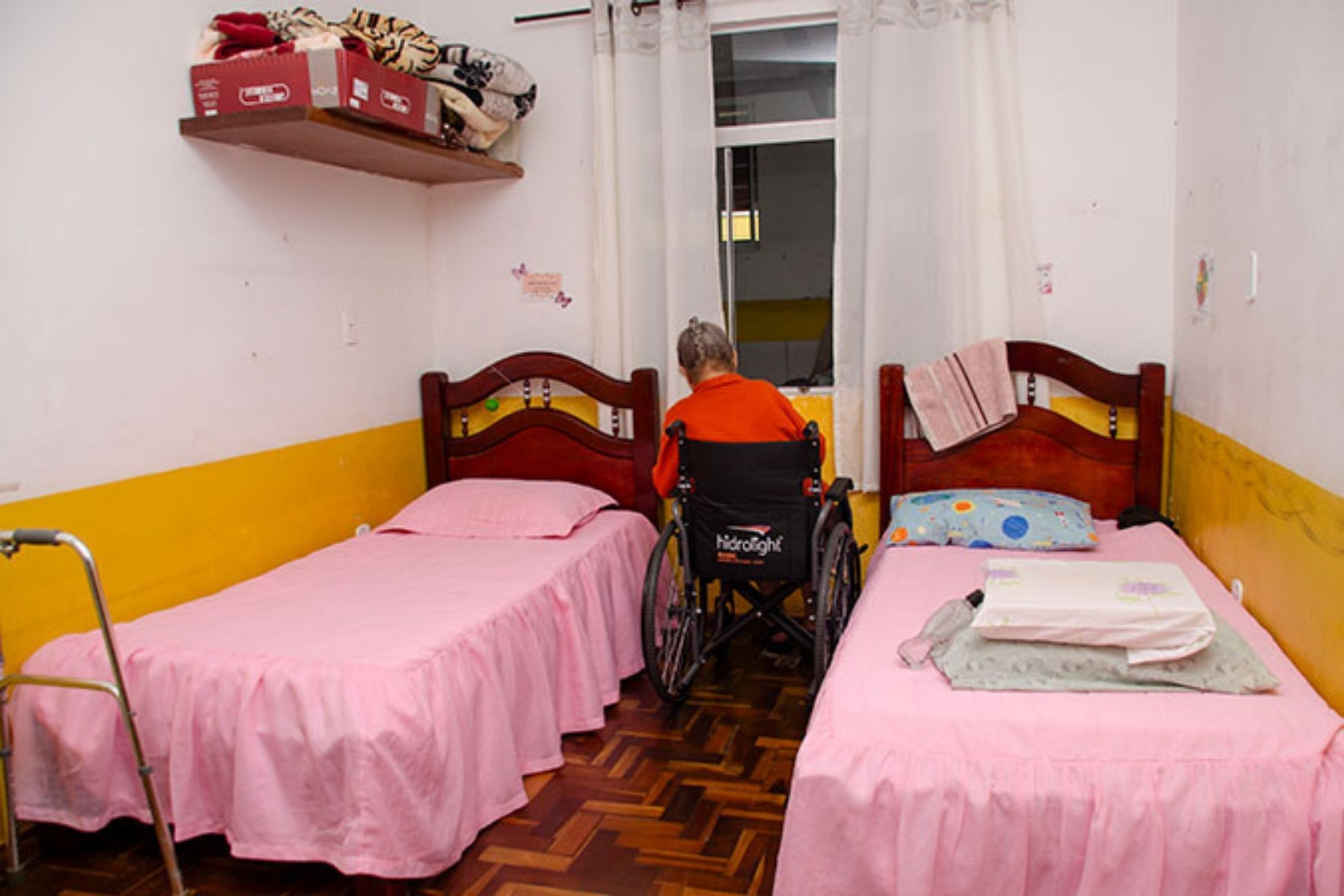 Força-tarefa interdita asilo em BH e flagra idosos confinados em quartos