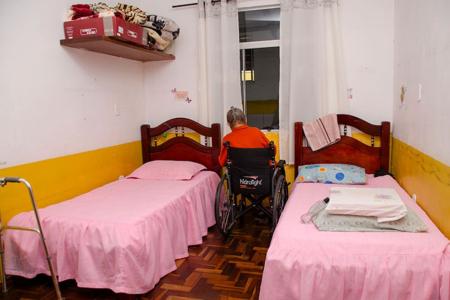 Força-tarefa interdita asilo no bairro Cidade Nova e flagra idosos confinados em quartos