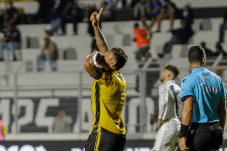Robson comemora gol pelo Novorizontino sobre a Ponte Preta pela Série B