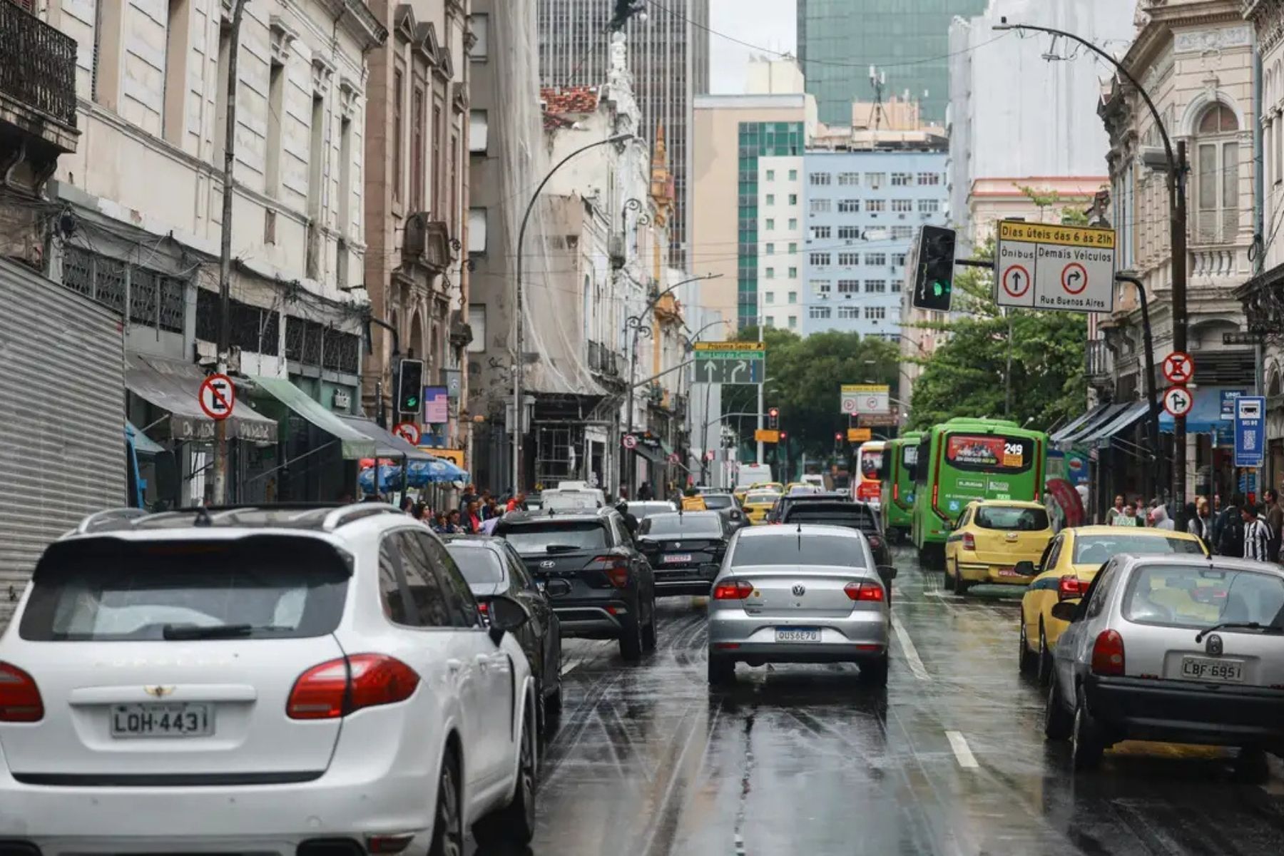 Rio de Janeiro: maioria dos carros roubados está em áreas controladas pelo crime