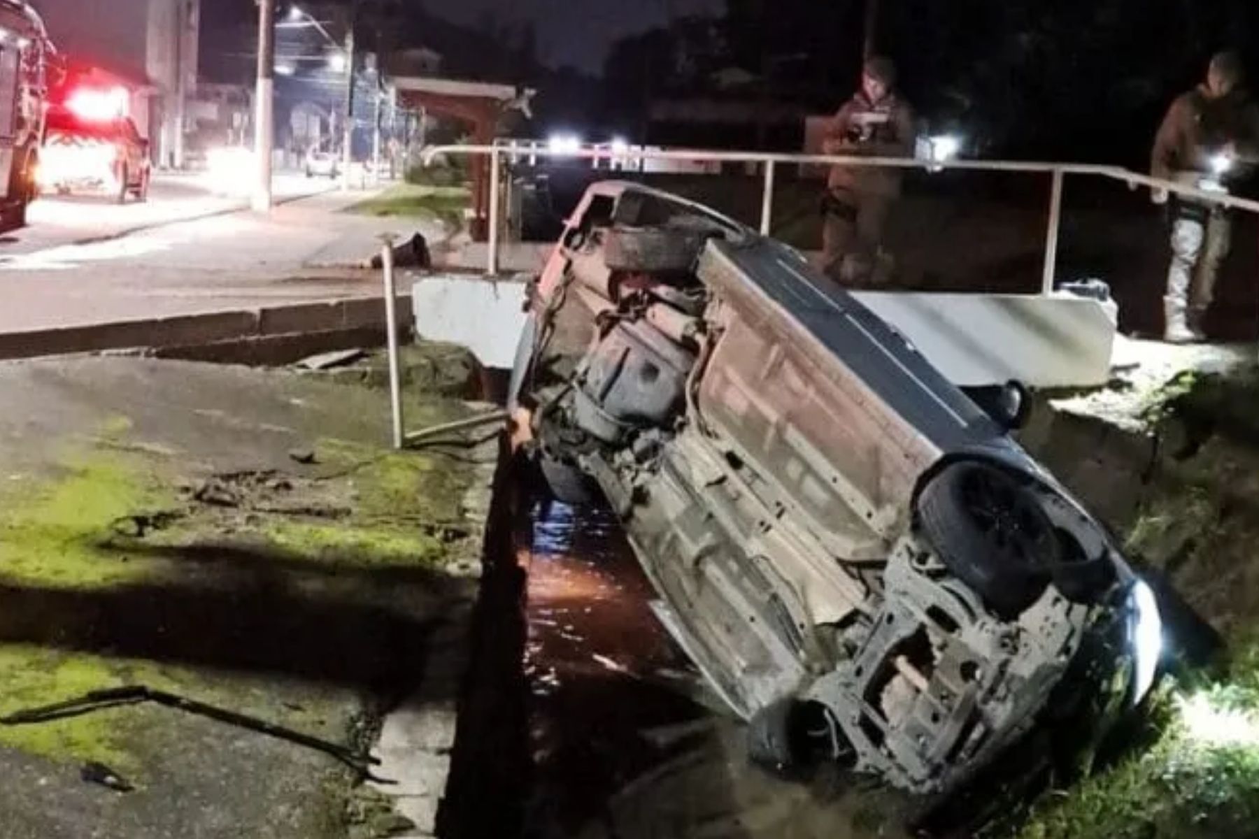 Motorista é arremessado de carro após veículo cair em ribeirão em SC