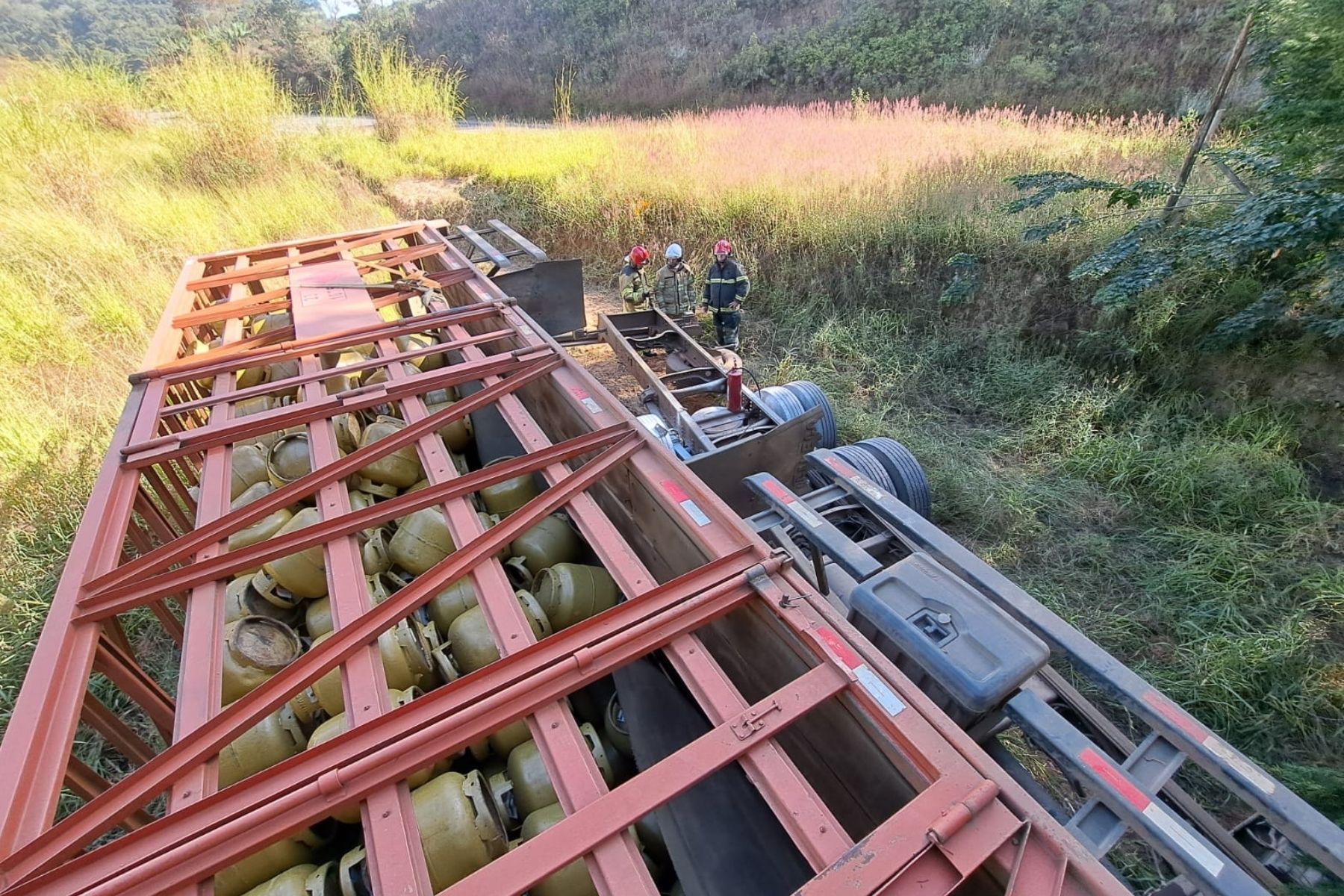 Caminhão que transportava botijões de gás tomba em Poços de Caldas