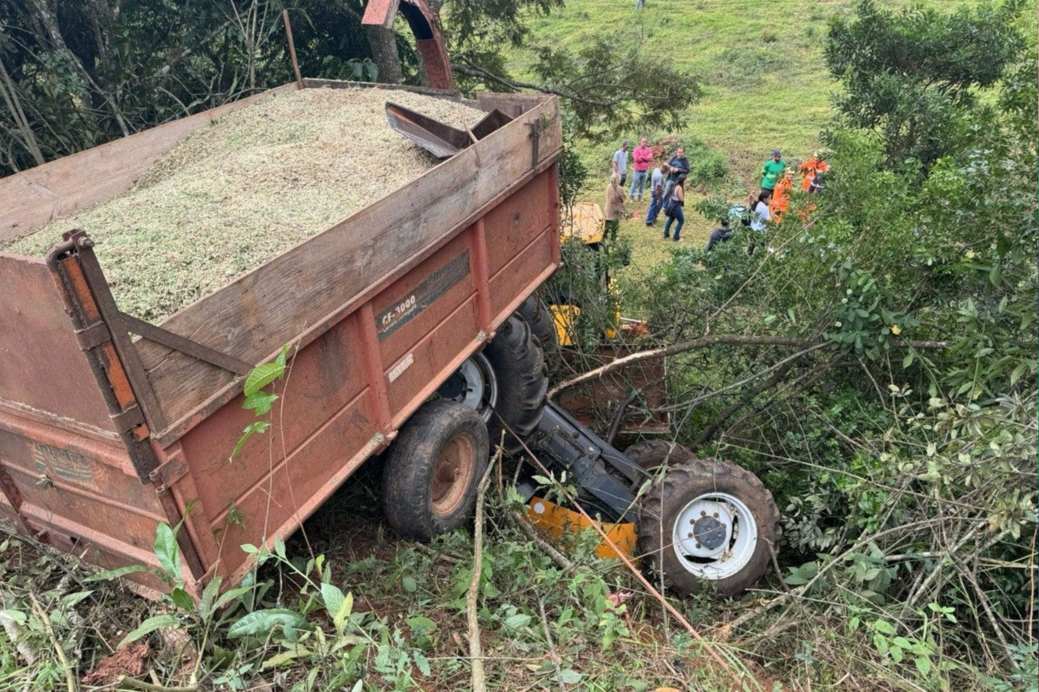 Homem perde controle de trator e cai em um barranco de cinco metros no interior de MG