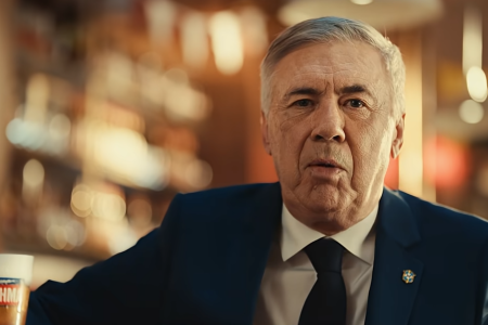 Carlo Ancelotti, técnico da Seleção Brasileira, em ação publicitária para Brahma