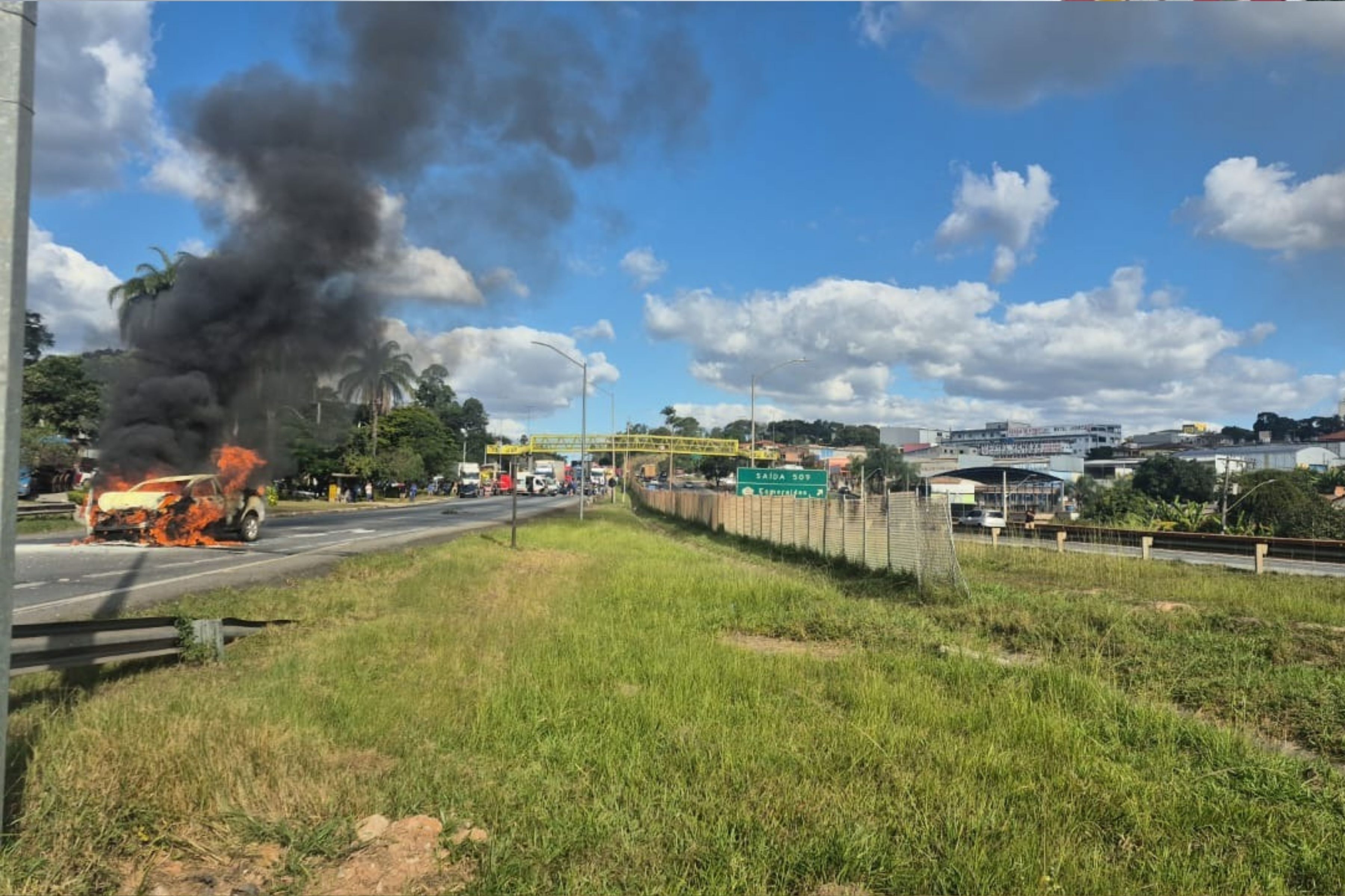 Carro pega fogo, deixa motorista ferido e fecha pista na BR-040, na Grande BH