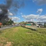 Carro pega fogo, deixa motorista ferido e fecha pista na BR-040, na Grande BH