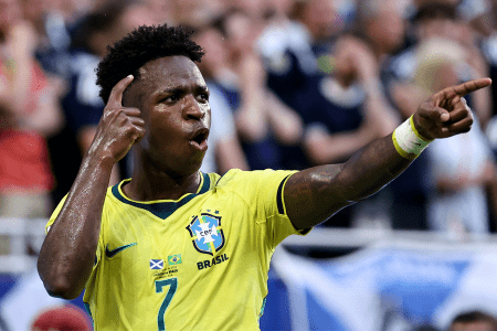 Vini Jr. em ação pelo Brasil contra a Escócia