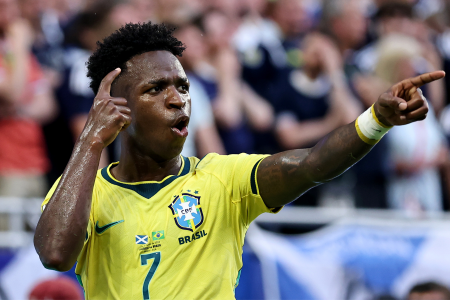 Vini Jr. em ação pelo Brasil contra a Escócia