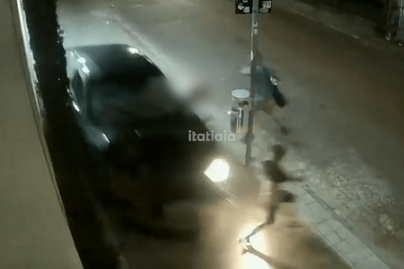 Imagens de câmeras de segurança flagraram o momento em que uma mulher de 23 anos atropela um homem de 61 anos • Imagens cedidas à Itatiaia