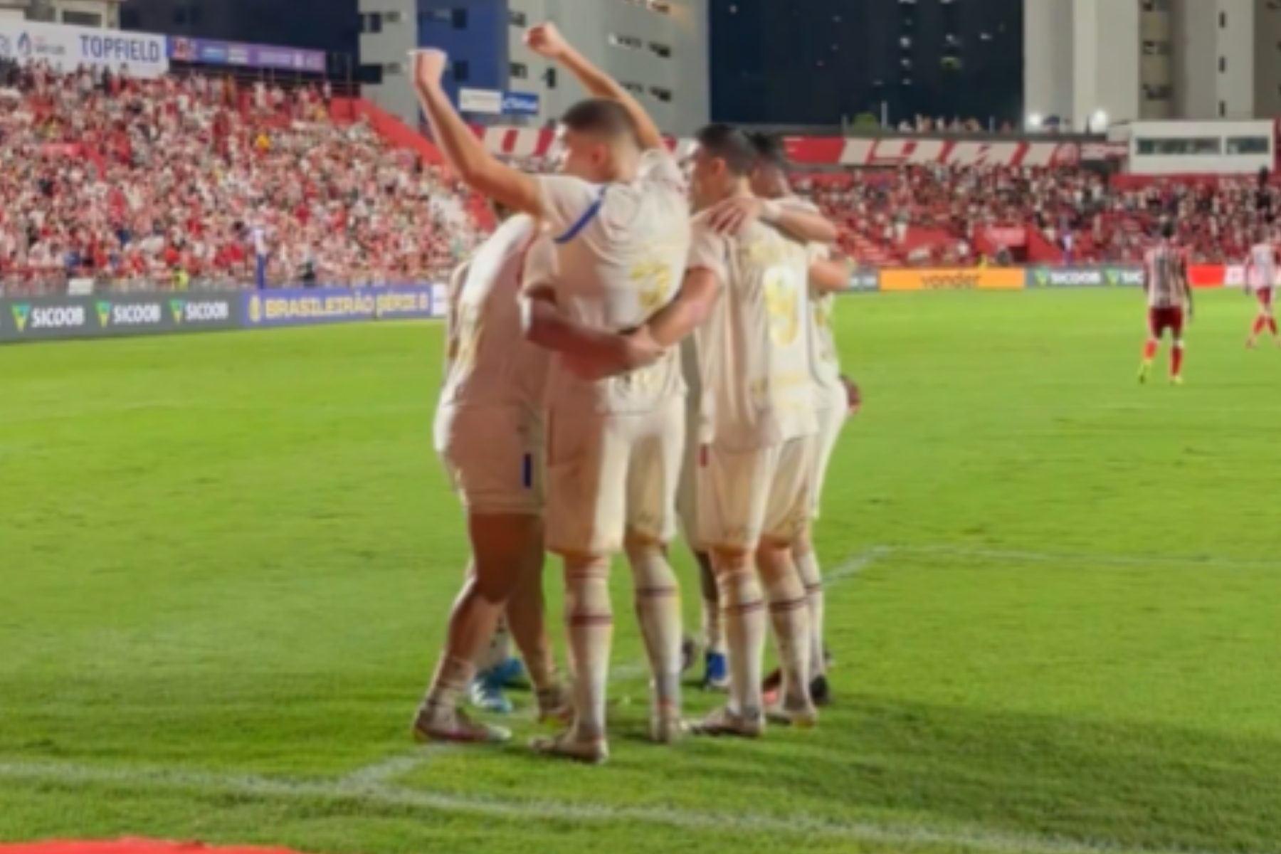 Série B: com gol contra e um a menos, Fortaleza vence Náutico em confronto direto