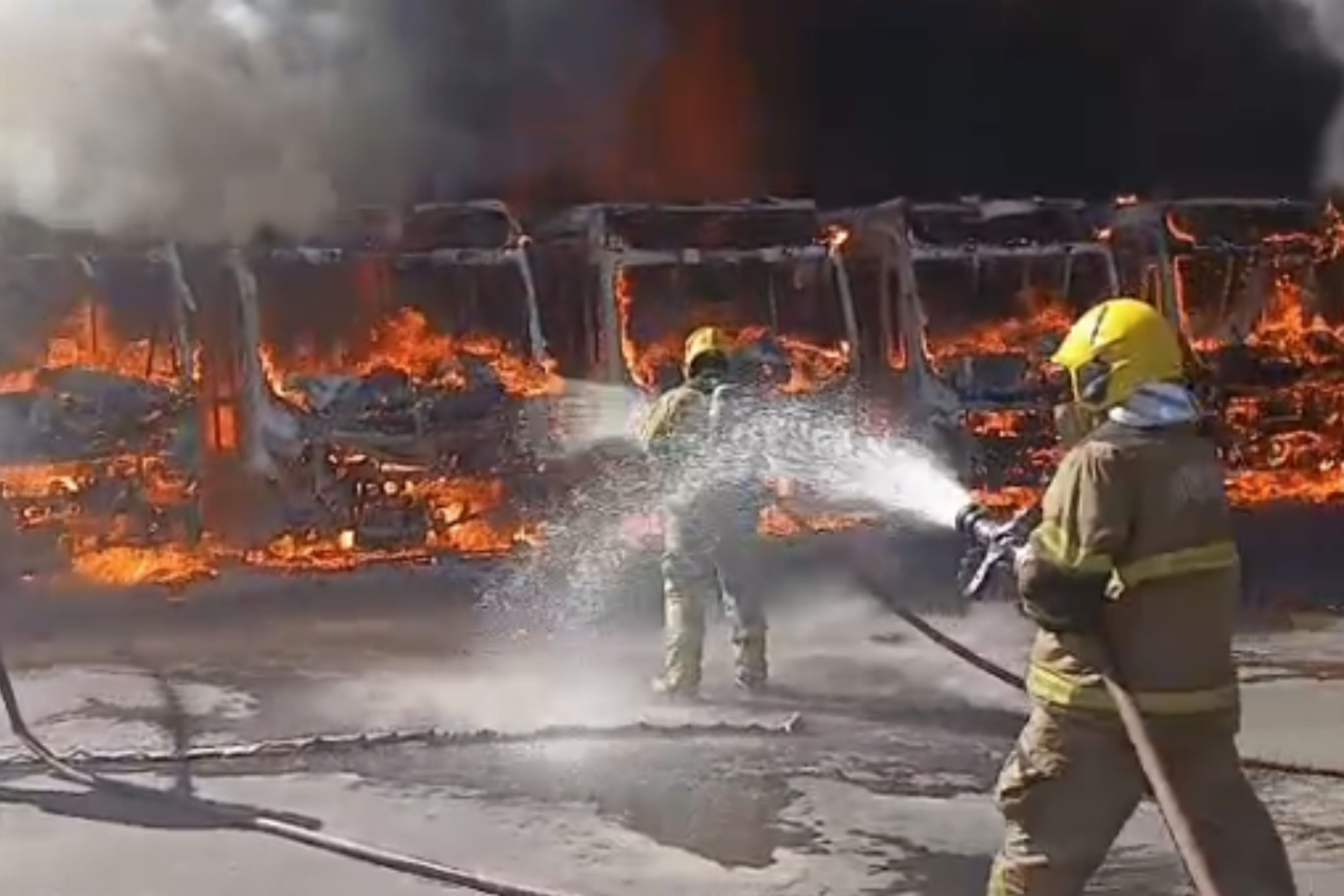 'Parecia o inferno', diz homem que manobrou ônibus de garagem incendiada em BH