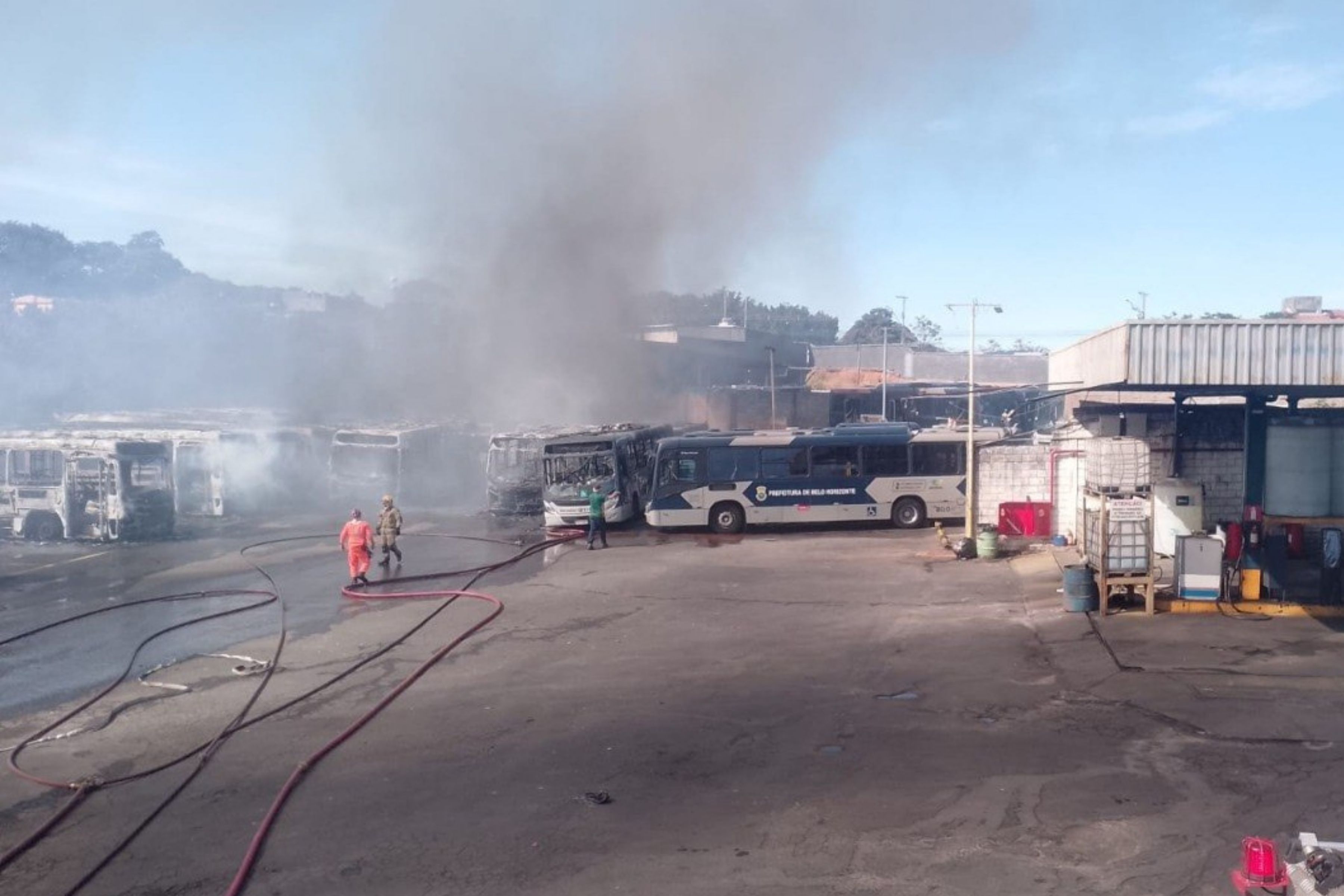 Incêndio em garagem de ônibus em BH ameaçou imóveis vizinhos, dizem bombeiros