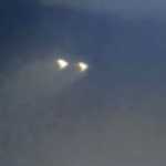 Vídeo mostra supostos OVNIs descendo no mar durante a madrugada no litoral do Paraná; veja