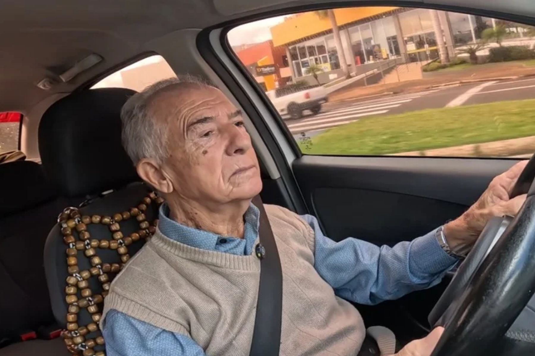 Após ser baleado e esfaqueado taxista de 85 anos se despede da profissão