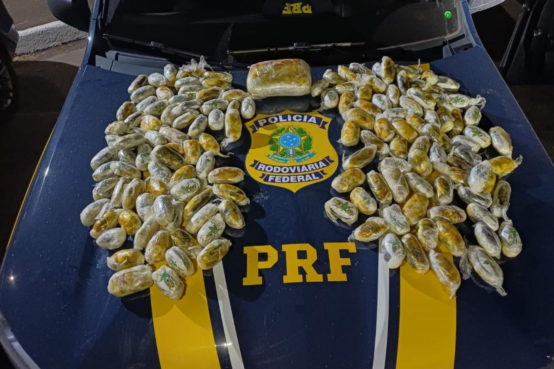 Vídeo: PRF apreende quase 17 kg de haxixe escondidos em carro na BR-381, em Betim