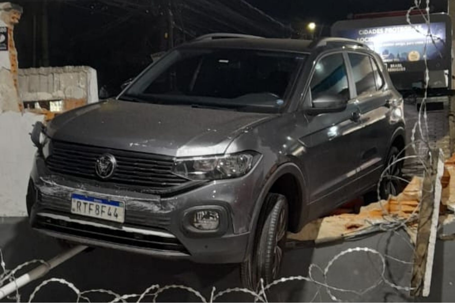 Carro para sobre muro e fica 'pendurado' ao lado de posto de combustíveis em BH