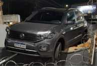 Carro para sobre muro e fica 'pendurado' ao lado de posto de combustíveis em BH