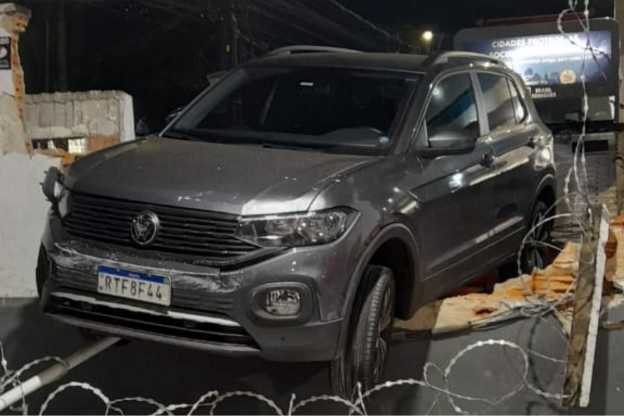 Carro para sobre muro e fica 'pendurado' ao lado de posto de combustíveis em BH