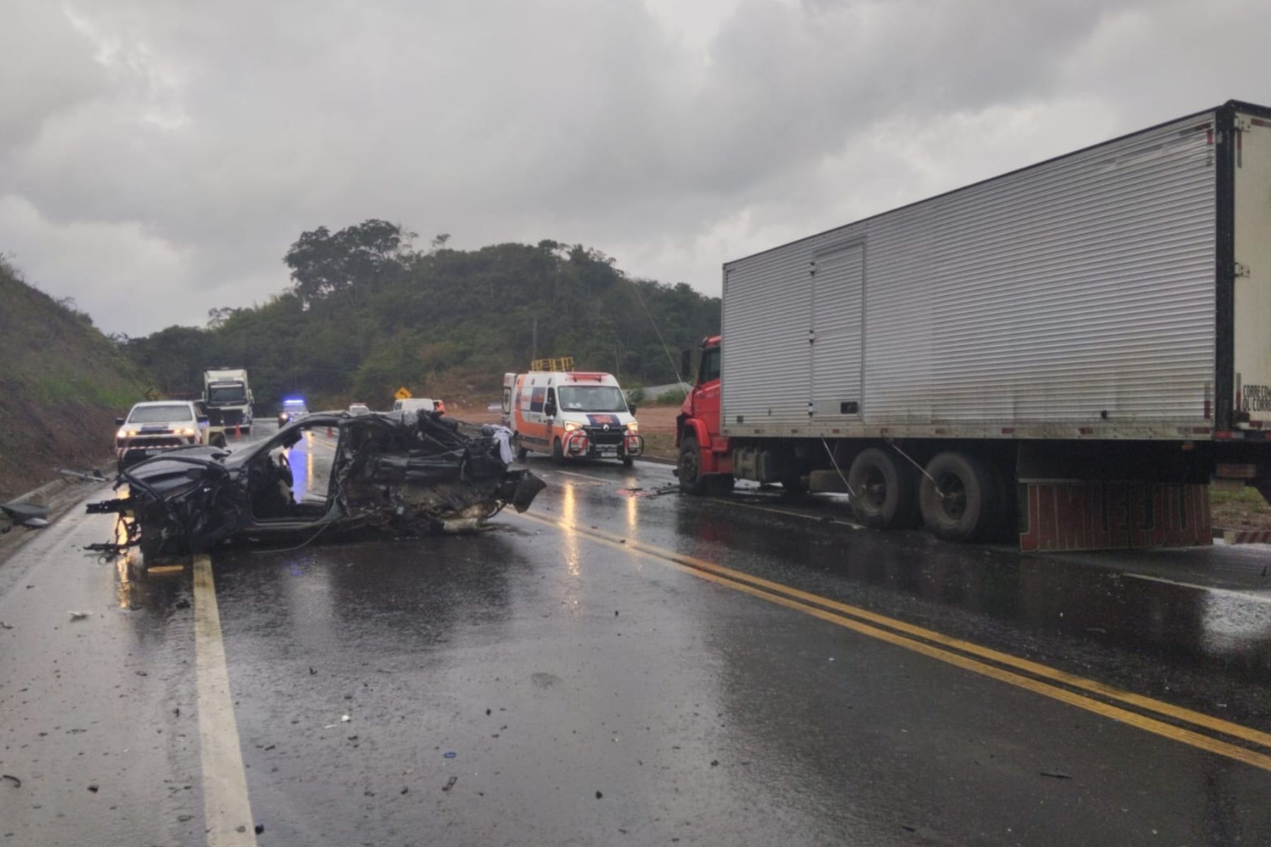 Acidente com carro e caminhão deixa um morto e interdita BR-381, em Nova Era